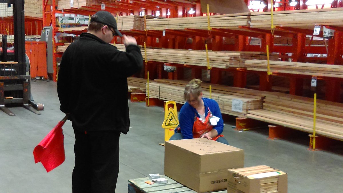 Jeffream2's tweet photo. Brian showing Becky proper techniques #LiftingSafely #SpotterSafety #2016ApAwareness @BrianPKahlYN2
@BeckyGoedert @45thriller @Mdross66 https://t.co/aByipSTf0f