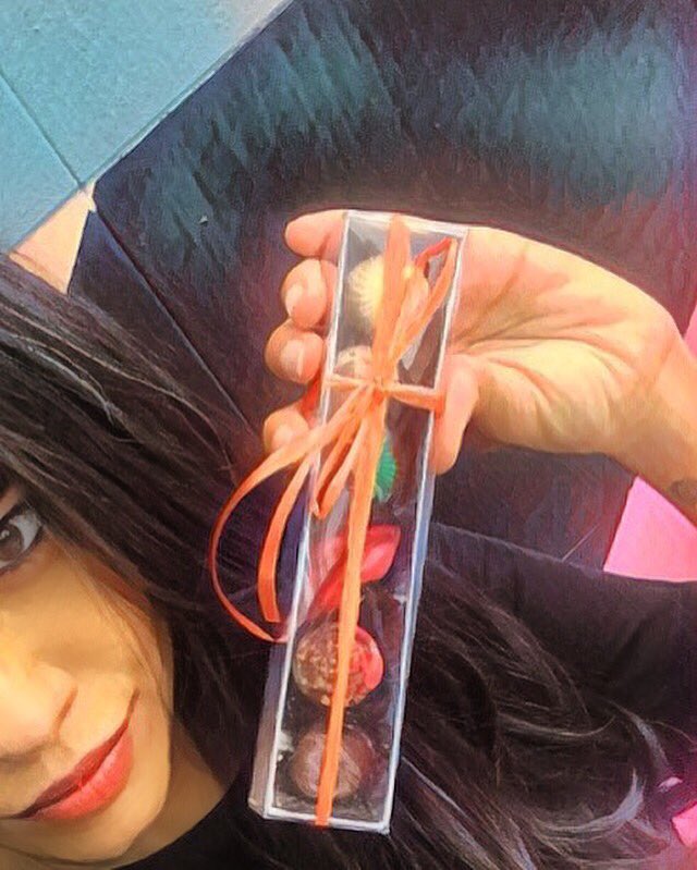 When life hands you chocolate, you make truffles 👩🏻‍🍳🍫#ThursdayTreats #masterchocolatier <a href="/mylifeismeals/">Aditi Malhotra</a>
