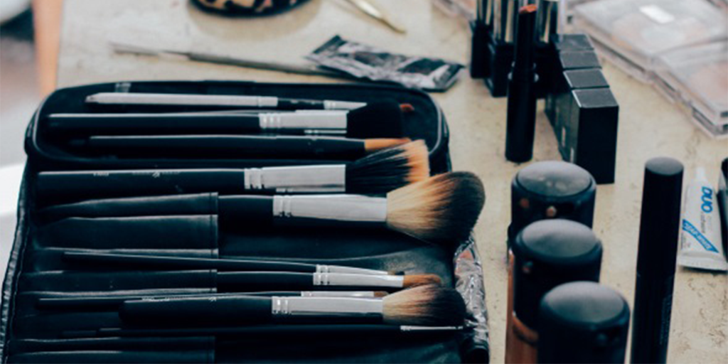 WeAreTearfund's tweet photo. Take a look at @ellabryony's four ethical make-up tips https://t.co/snbcUOoS8D #LiveDifferent https://t.co/LkGLUHfHIj