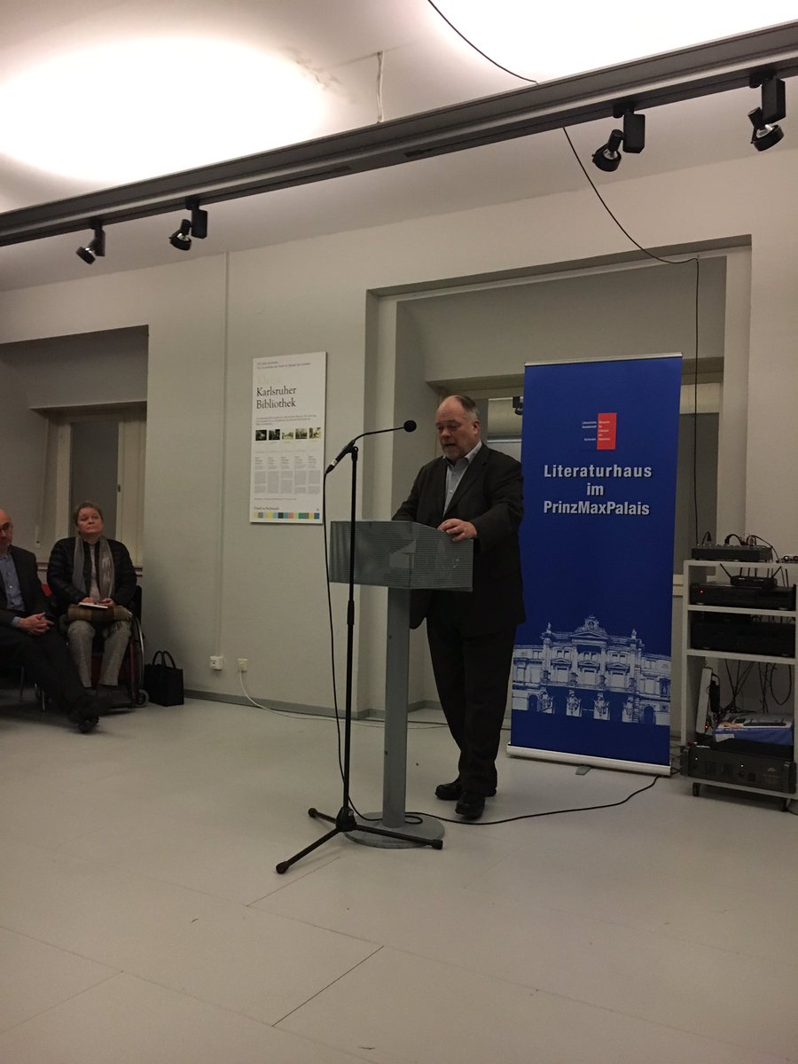 CEK2017's tweet photo. Uwe Fleckner beim Eröffnungsvortrag zu #cek2017. Die Stimmbänder sind heute sein einziges Werkzeug. https://t.co/C4lJglzGUZ