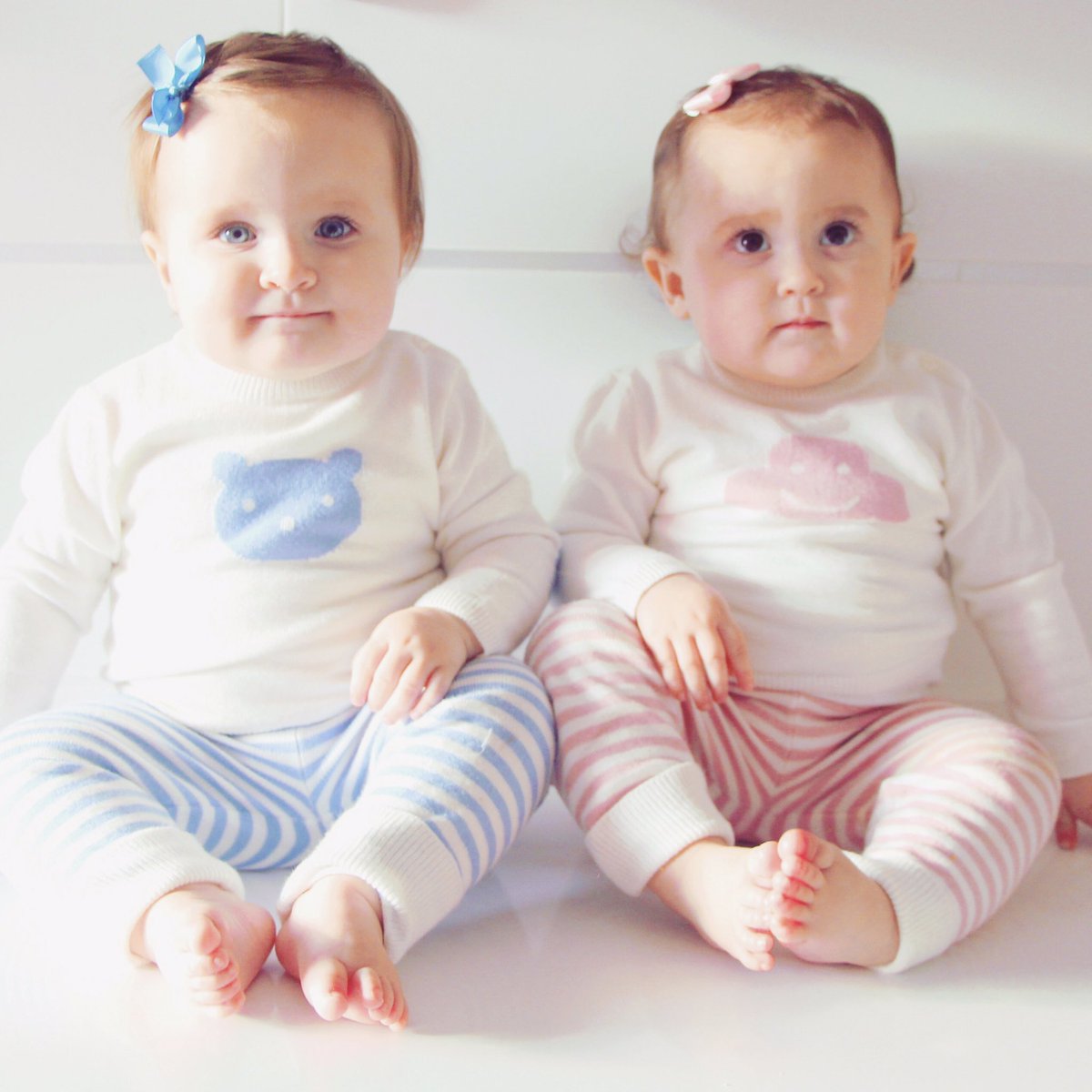 Verdeliss_'s tweet photo. Tan distintas y tan parejas ❤️💙 #Eider #Anne #Mellizas #gemelas #twins #12meses https://t.co/mVi8fmxOb0