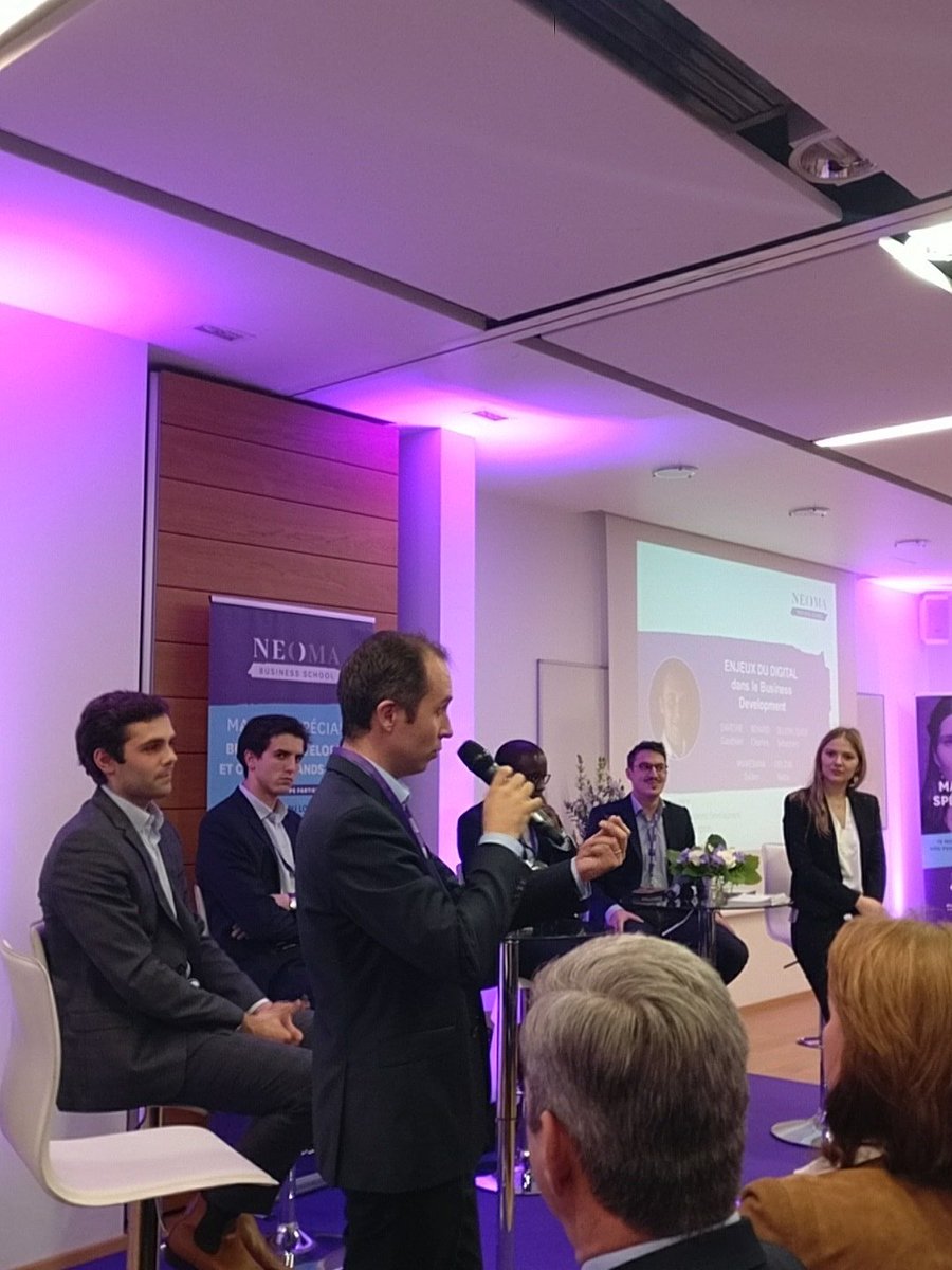MSBDCGC's tweet photo. Deuxième table ronde de la soirée #10ANSMSBDCGC sur les enjeux du #digital pour les #10ANSMSBDCGC @NEOMAbs https://t.co/wU9tb6oYa0