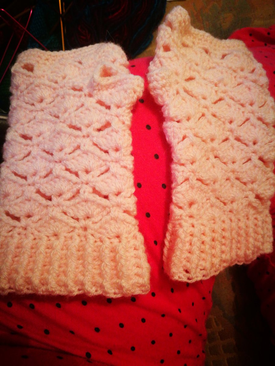 EdaurAfon's tweet photo. Busy making up two pairs & writing the pattern down to be put in my store when I get 5 minutes. #cavetsy #crochet #patterndesigning https://t.co/q0tiwchNRw