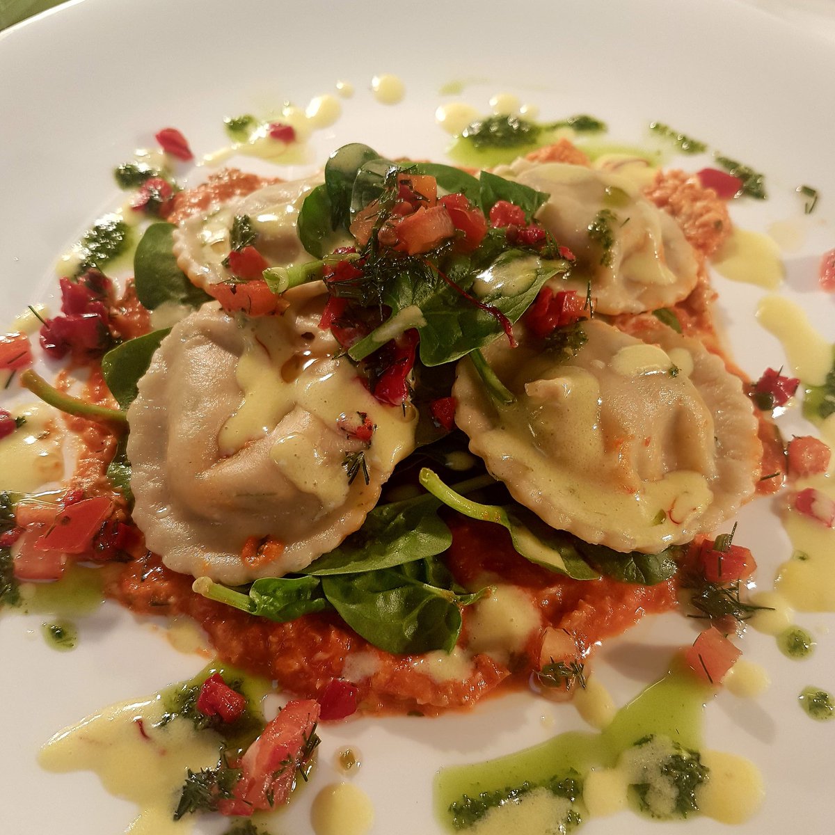 fildes_stuart's tweet photo. #devon #crab #chilli #ravioli  #babyspinach #saffron #cream #roast #redpepper #purree #rocket #pesto @EurestUK @compassgroupuk https://t.co/WEeVOgr4fC