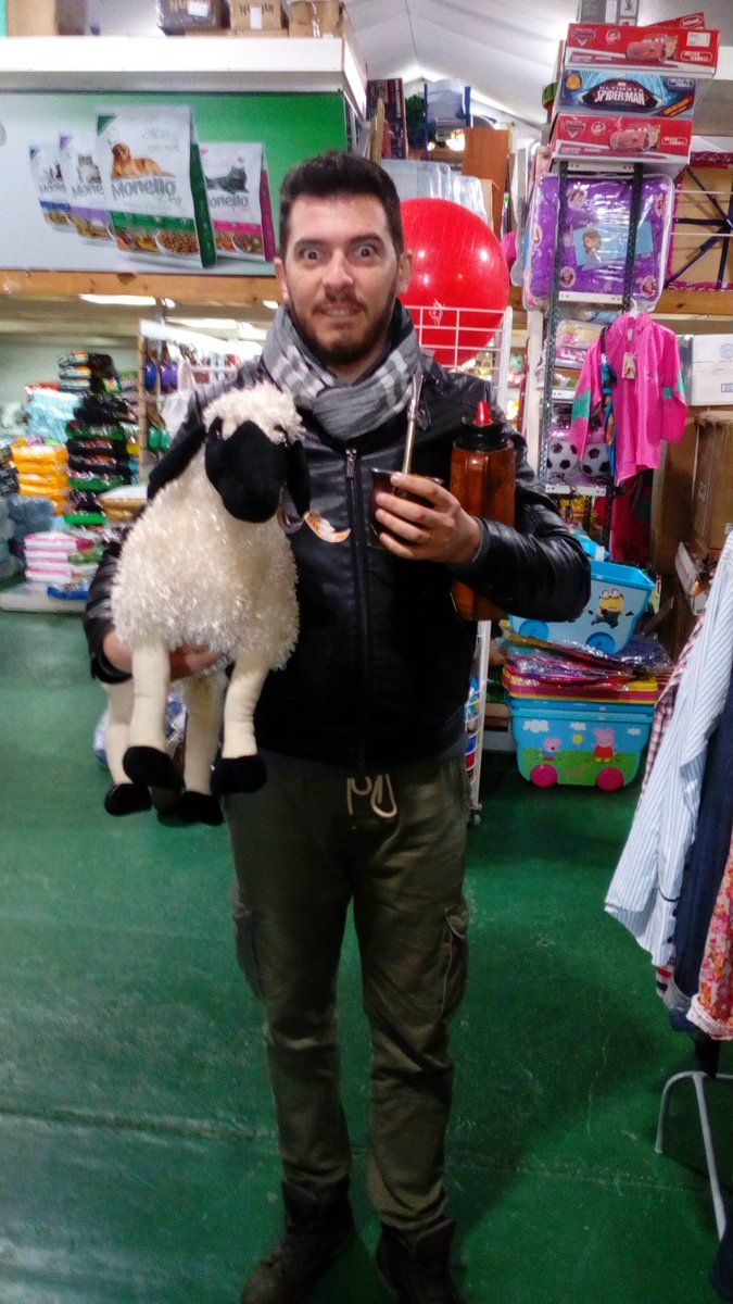 CANARIOHUMOR's tweet photo. De compras con la patrona, chupala pastor Márquez!!!! En tur feis!!!! https://t.co/GjbgLwHtsq