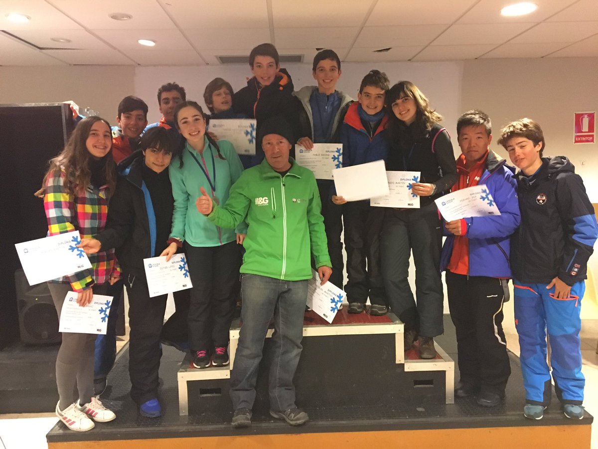 CurroCurroms's tweet photo. Entrega de diplomas y medallas de la Escuela de Esquí y Snowboard!!!@ColegioMirabal https://t.co/Ix1PyoclXP