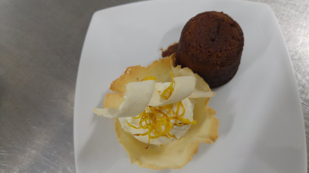 GarethjohnP's tweet image. And a stunning little pud @StAustellBrew @PenairSchool @IOShenknives @SBFutureChef @SpringboardCW wish i had this much talent at 15