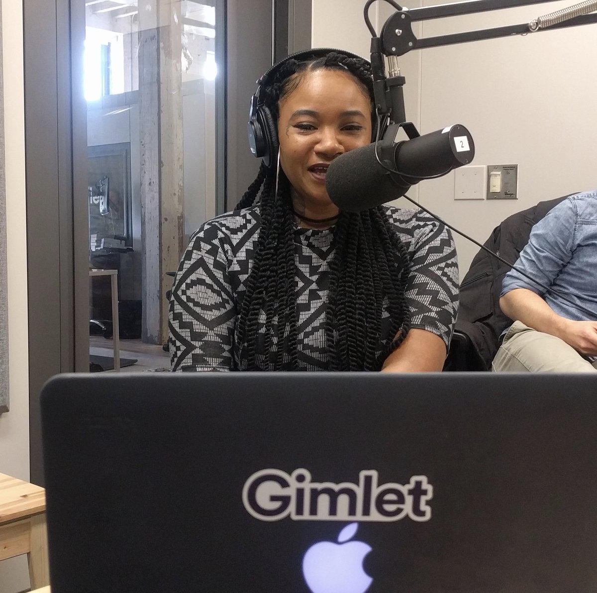 Want to know who @JeanGreasy is talking to? Find out tomorrow in our new episode! You don't want to miss it. itun.es/i67d9qn