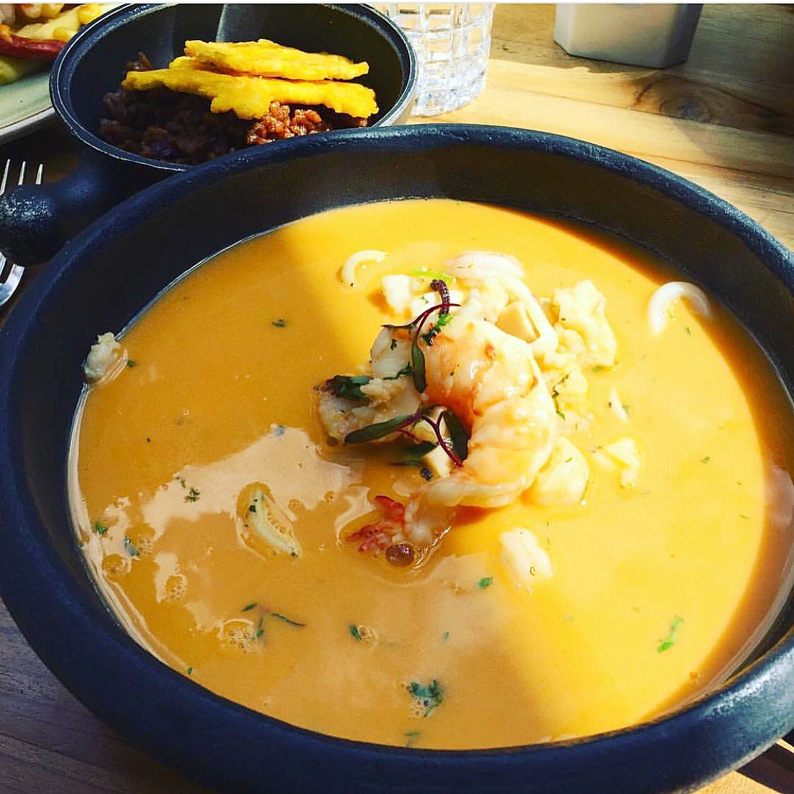 LocalByRausch's tweet photo. De nuestra gastronomía tradicional, nuestros chefs #Rausch proponen esta deliciosa cazuela de mariscos acompañada con patacones! 🦐🍤🐟💛 #LOCAL https://t.co/In64MD67Go
