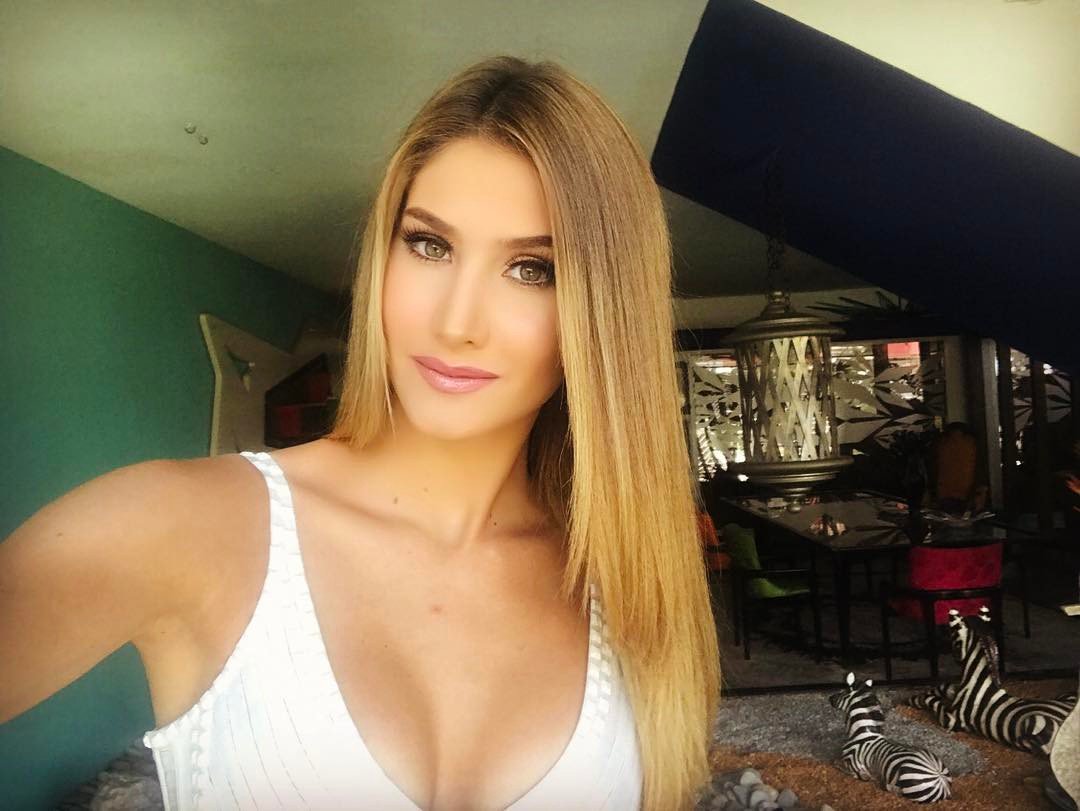 TotalMissVzla's tweet photo. Nuestra bomba dorada! @MariamHabach el día de hoy para su entrevista en @portadas_vv 😍🔥🇻🇪 #MissVenezuela #MissUniverse #MV2015 https://t.co/2UxDvrLT8G