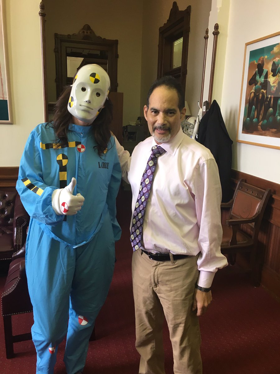 MaggieFitz's tweet photo. HB 62/SB 31 getting the word out on texting while driving! @GFColeman @TXlege @PCIAA #ItCanWait #crashtestdummies https://t.co/Gx6qeZGBCV