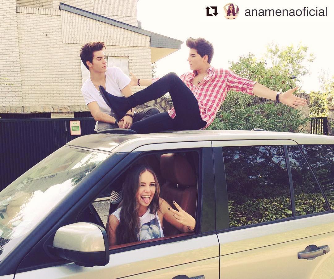 Joel_pimfk's tweet photo. Con Ana mena 😂😂 
#Eldeblusablancaesjesus #ElDeblusadeCuadrosSoyyo 
@jesus_oviedofk https://t.co/KUr0W4C9rv
