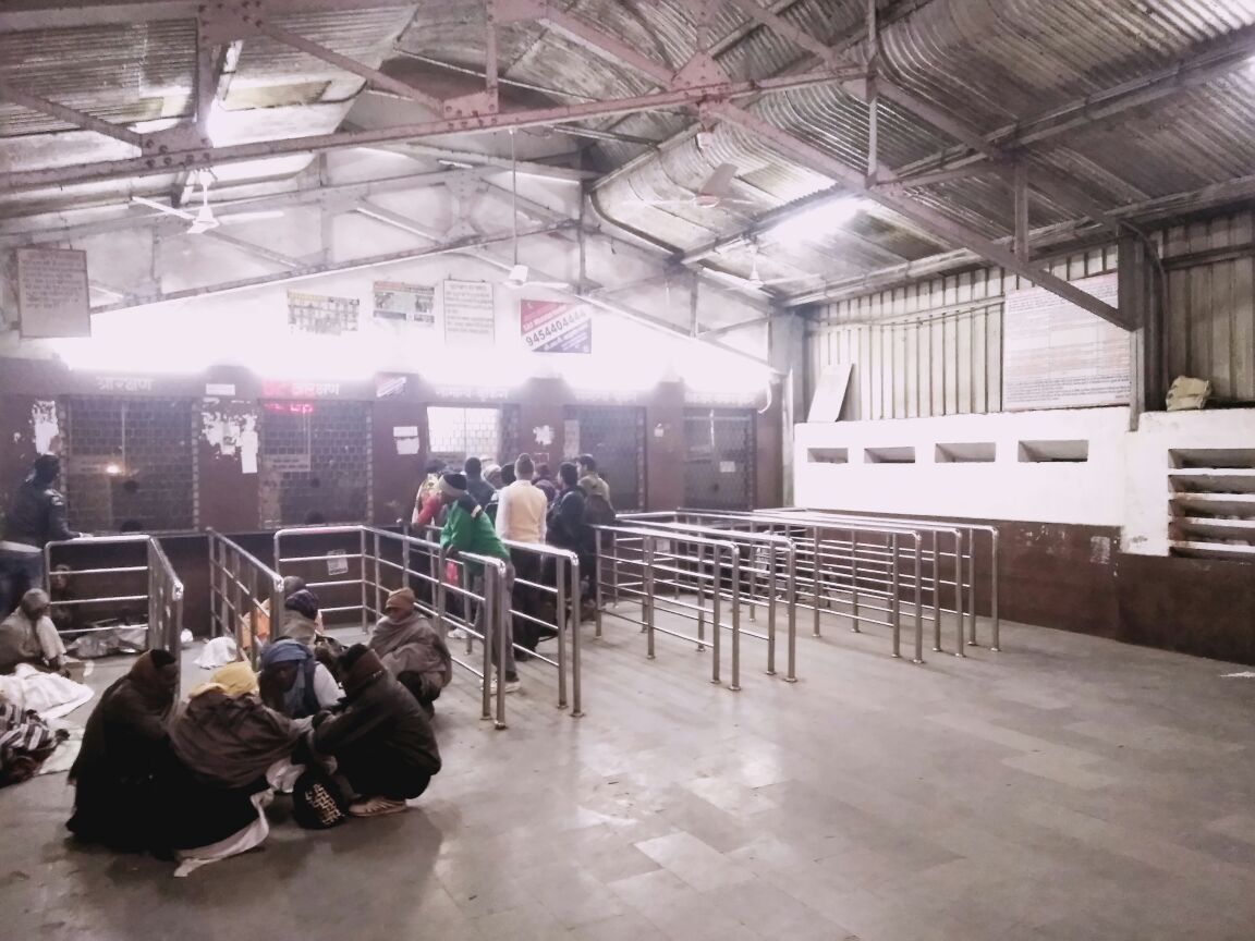 Rampur stn. now illuminated with energy efficient LED lights <a href="/RailwayNorthern/">Northern Railway</a> <a href="/RailMinIndia/">Ministry of Railways</a>