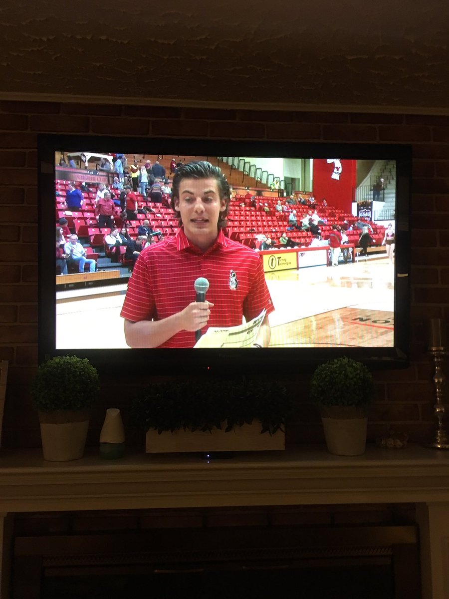 DSchiraldi's tweet photo. That's my man @JohnSchiraldi on the @PenguinRundown1 I see ya kid! #youngstown #hoops watch out @DickieV we got a Diaper dandy in the booth. https://t.co/kgaaejXxeS