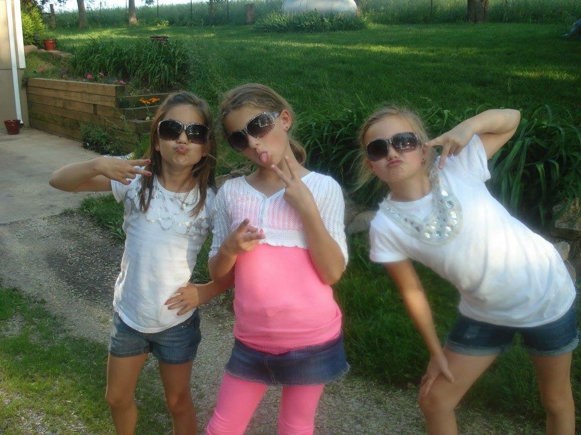 GabiShull's tweet photo. Happy birthday syd, thanks for being the funny and crazy person you are!!;) https://t.co/5gSfAa9koT