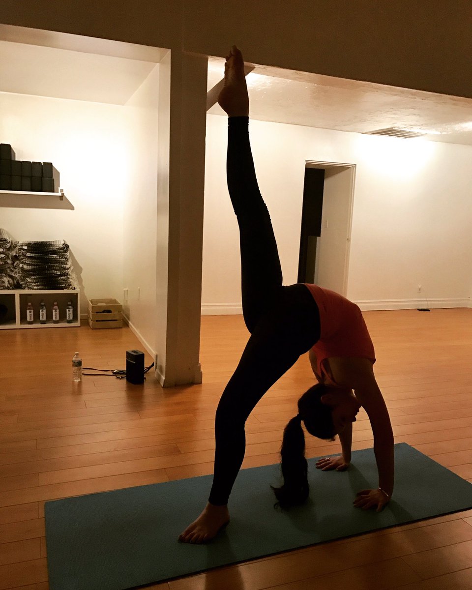 studiotwosixtwo's tweet photo. Those legs tho! Vinyasa yoga was amazing last night!#aboutlastnight #studio262 #team262 #legs #givingmelife #yoga #vinyasa #beautiful #pose https://t.co/7rD2katiiK