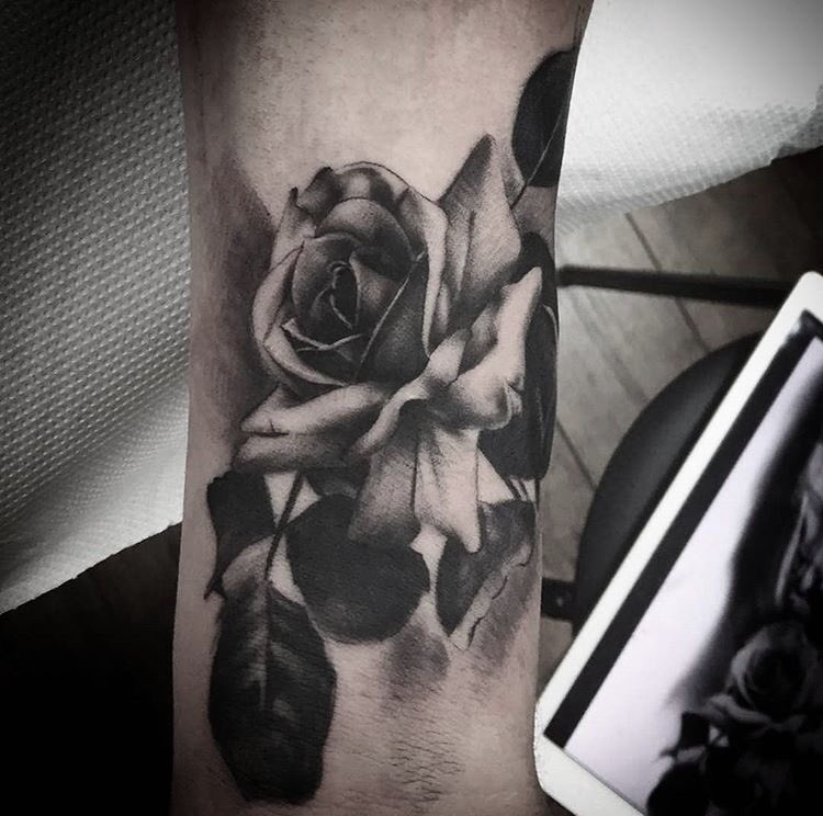 Quest4Coverage's tweet image. Rose by matt @LifesInked @TattooSociety13