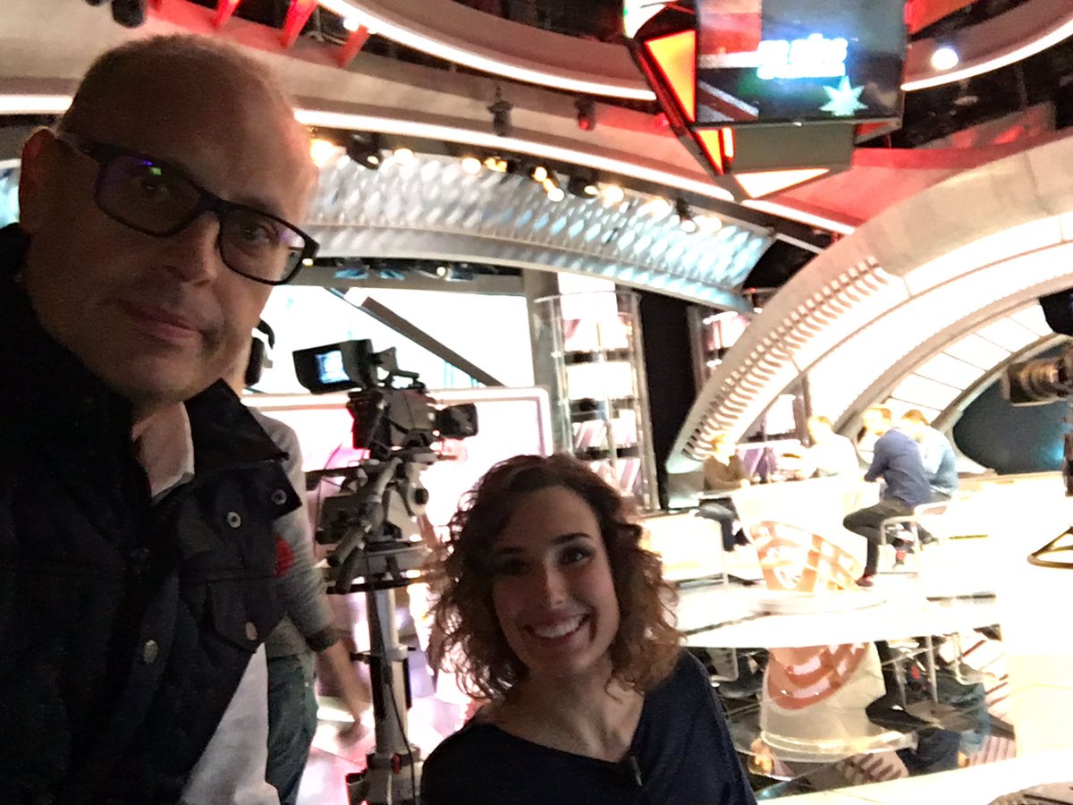 ErnestRiveras's tweet photo. Espiando el plató de #HoraF1 de @movistar_F1 donde mañana haremos #PaddockMagazine en @movistar_motogp. Reencuentro con @lauranaranjoSj https://t.co/6oRoQSSEXc