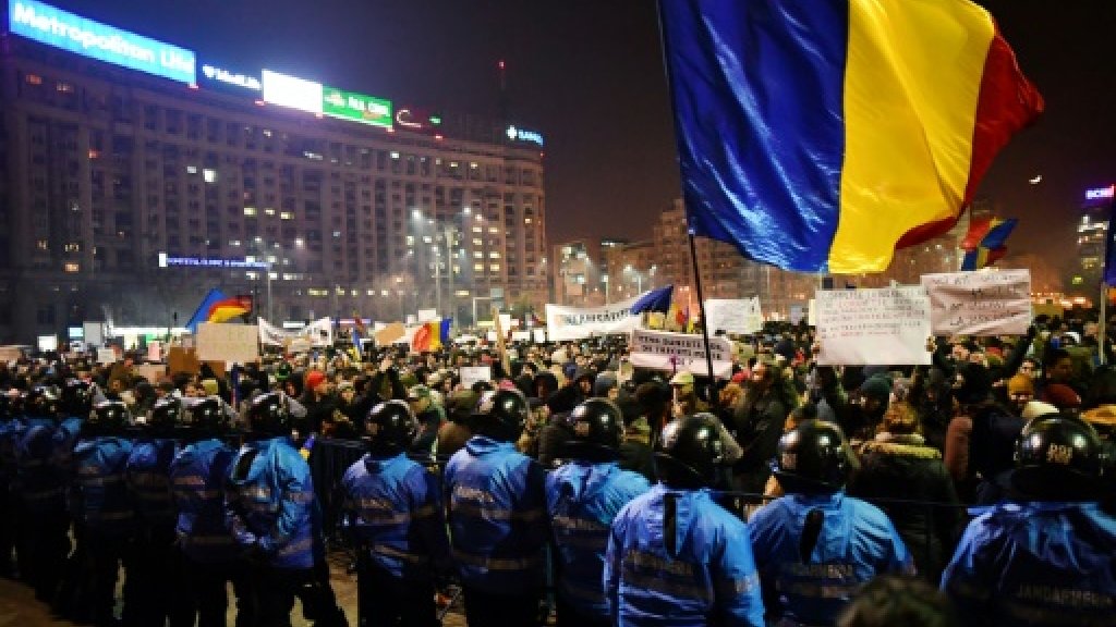 FRANCE24's tweet photo. Romania's long battle with corruption https://t.co/GdHBKIba1k https://t.co/2jAtbtxmSS