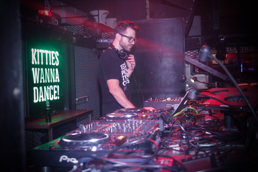 CenterWaves's tweet photo. [CRÓNICA] @SuaraMusic conquista la noche madrileña
https://t.co/KC70VWk5Nu https://t.co/D8JpZg5T4z