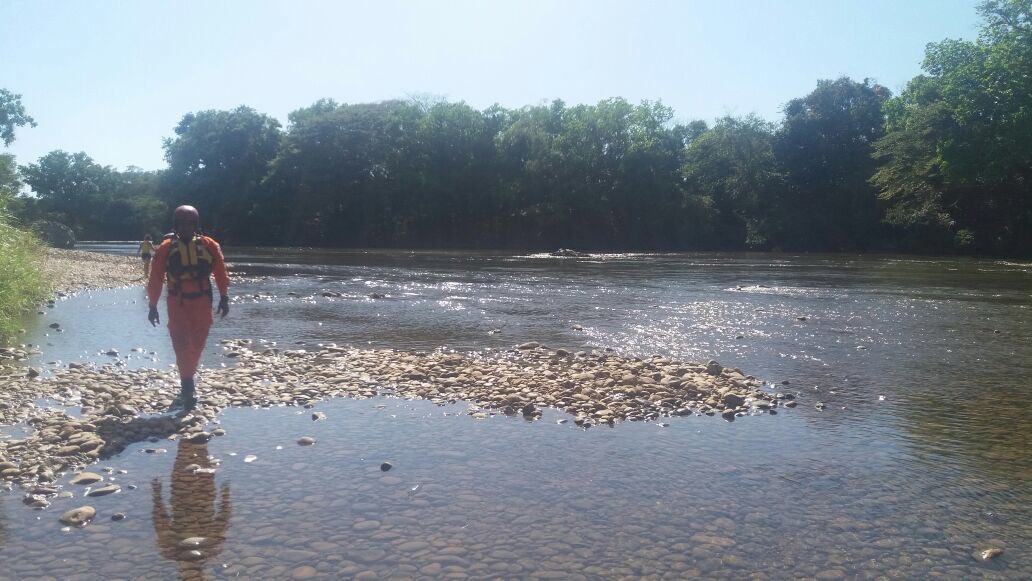 Personal de <a href="/Sinaproc_Panama/">SINAPROC PANAMA</a> Veraguas evacúa bañistas del río Santa María en área de toma de agua por crecida de 2 pies de altura en caudal