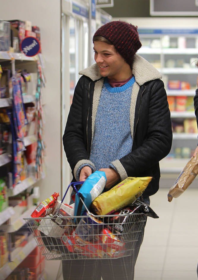 WorldNotes1D's tweet photo. Un día como hoy pero hace cinco años Louis y Eleanor estuvieron haciendo unas compras en Tesco. 
#OneDBestFans #BestFans2017 https://t.co/aFj8BxPEkx