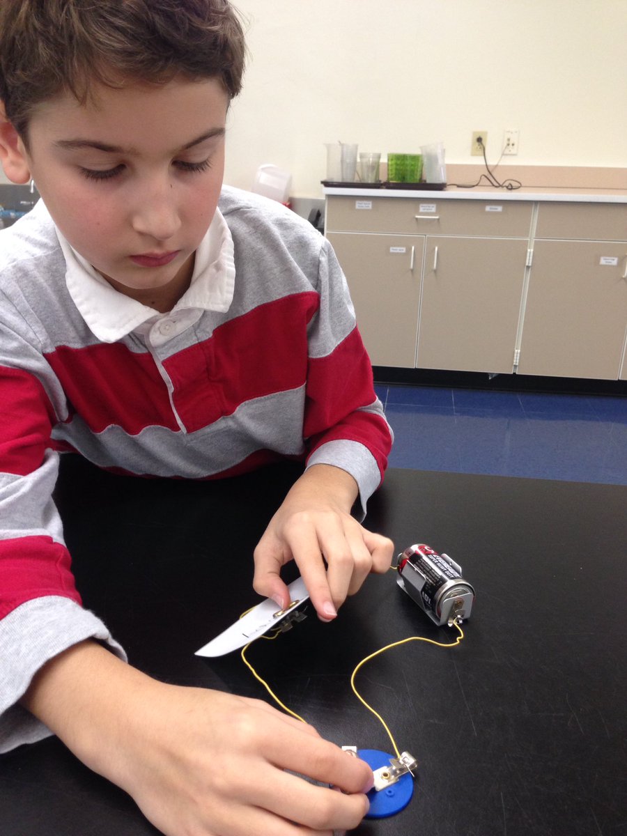 MusulinScience's tweet photo. making switches to open and close curcuits!!! #bwhilltop #electricity #4thgradescience https://t.co/0kOxBcEdI4