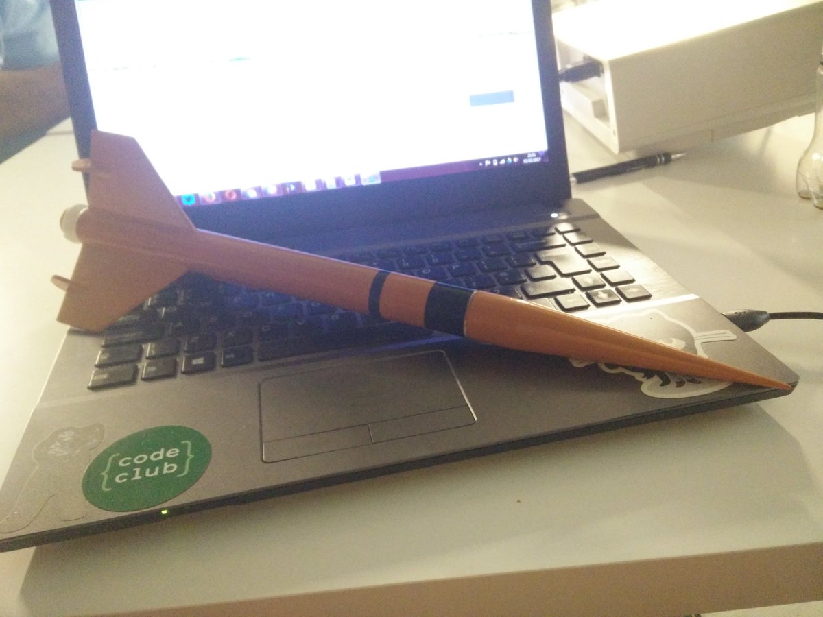 GirlGeekUpNorth's tweet image. Awesome workshop on #RocketDesign tonight @madlabuk, thanks @concreted0g :)