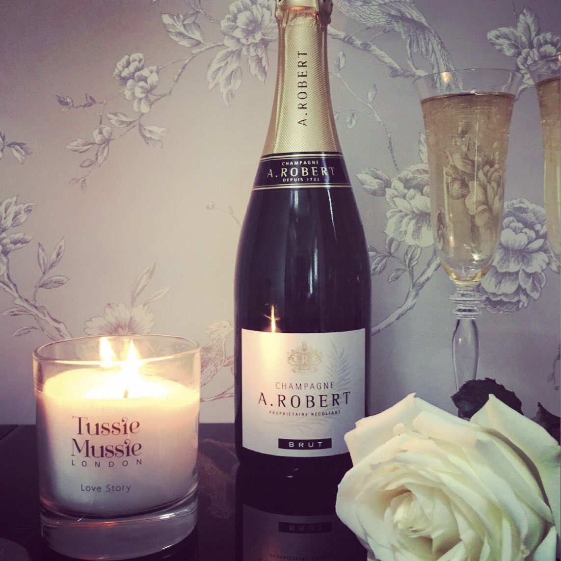 TussieMussieLDN's tweet photo. 💕#perfectpartners 💕#candlesandchampagne 💕Contact us on 07824 445566 for free delivery in SW London while stocks last @circlewine #valentine https://t.co/gc8GO4TQqV