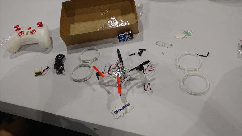 claudimaicon's tweet photo. Montando o drone no #workshopdedrones da #telebras na #cpbr10 https://t.co/e4lui07eXS