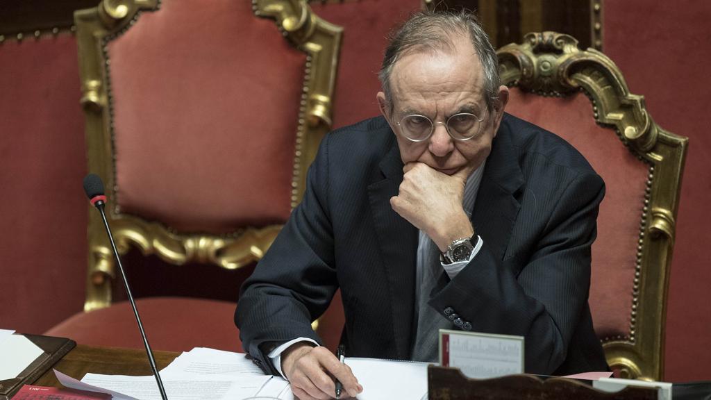 LaStampa's tweet photo. Padoan: l’ipotesi di una procedura di infrazione Ue è estremamente allarmante https://t.co/IiMN9ecjG6 https://t.co/1tDgzvmxvO