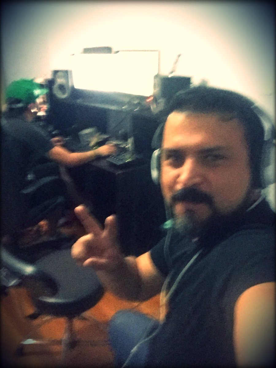 dannygalanmusic's tweet photo. Tiempo de grabar 🔴🎼🎧en #SlamStudios bién acompañado de mi pana, batero y productor de este humilde proyecto!!! #basesloaded #drumsetup https://t.co/SIYjGX01is