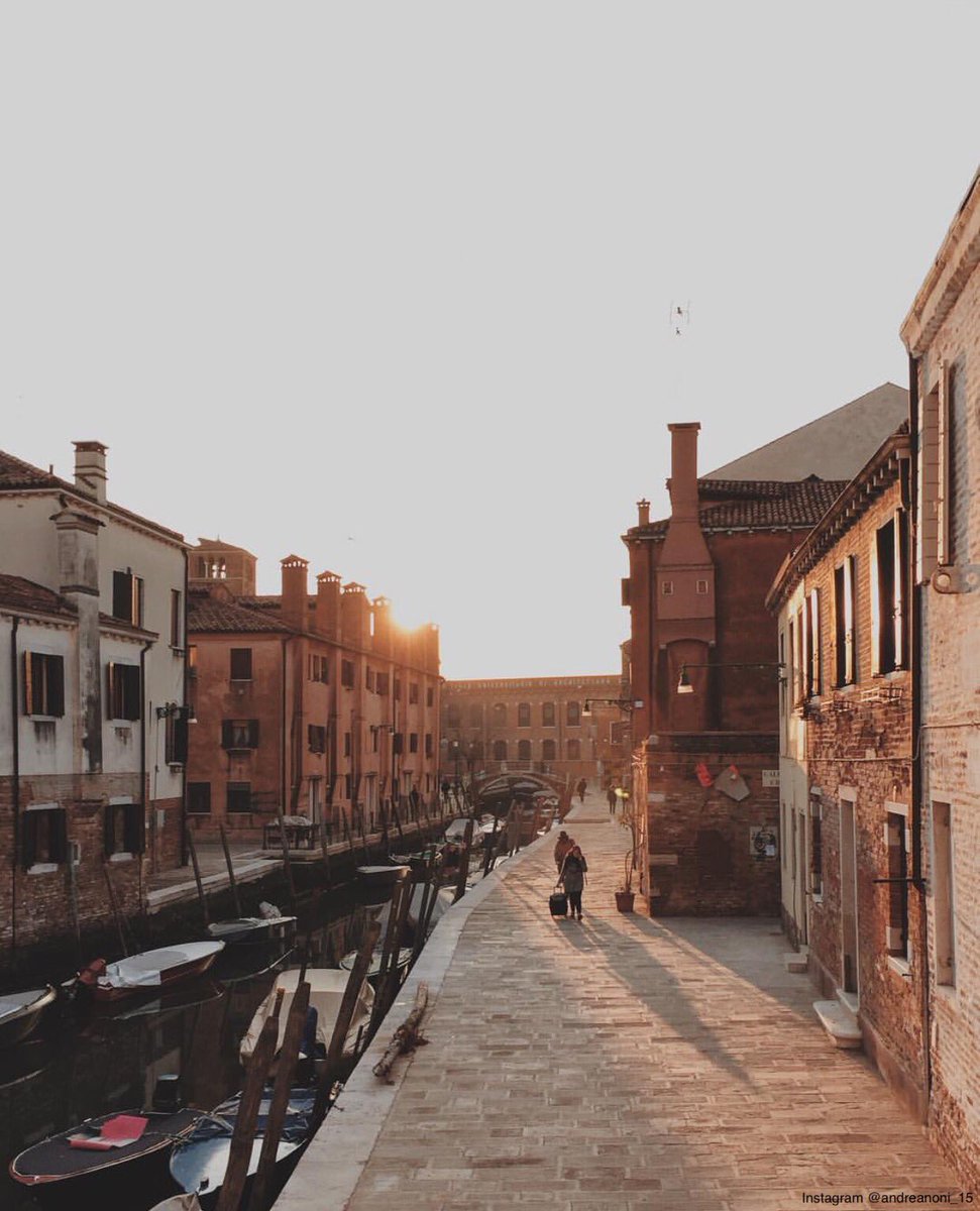 Venetissimo's tweet photo. Un tranquillo tramonto tra le calli interne di #Venezia, con i passanti che si godono gli ultimi raggi di sole. https://t.co/p0lxI5sYPg