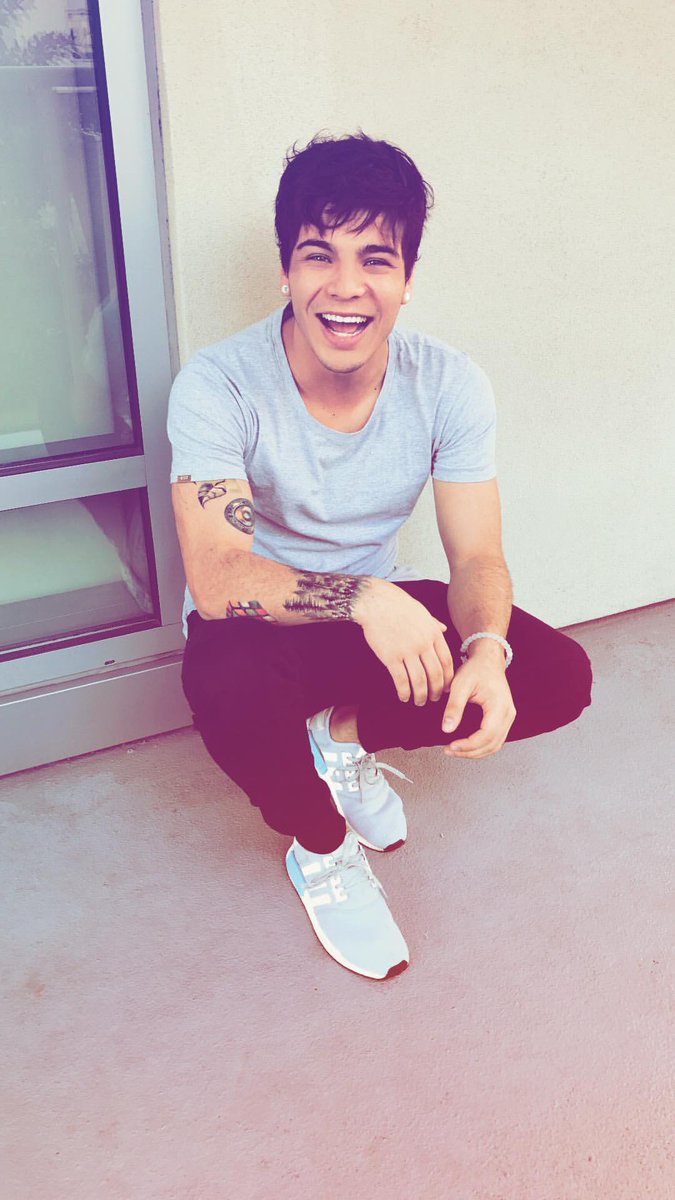 eristiaan_'s tweet photo. RT para bendecir el teléfono de alguien con esta hermosa sonrisa 
2/100
#KCAEstrellaLatina #SebastiánVillalobos https://t.co/KdbxzvNYTr