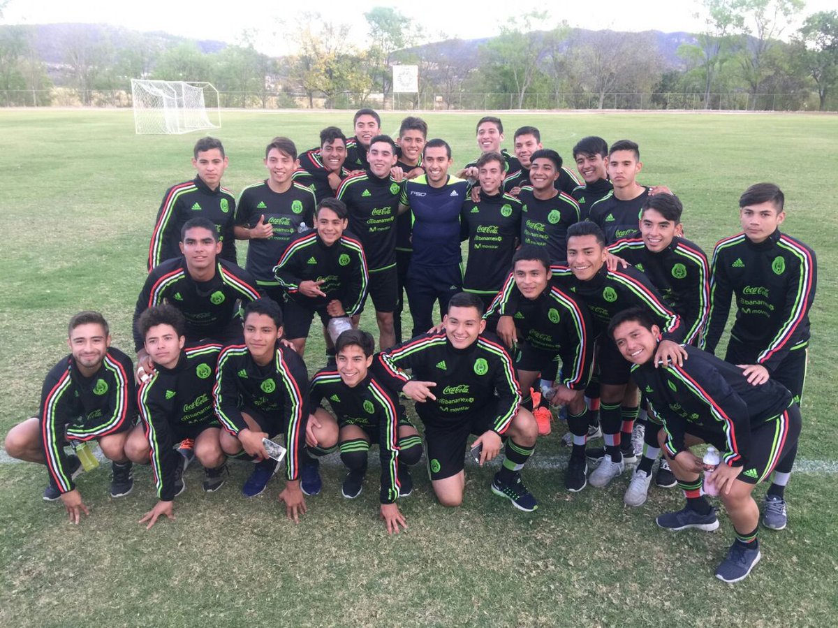 miseleccionmx's tweet photo. 👍🏼 Victorias ⚽️⚽️⚽️⚽️
✋🏼 Empates ⚽️
👎🏼 Derrotas ⚽️

#Sub17 El saldo de nuestra primera concentración del 2017. https://t.co/u9U83gpWIR