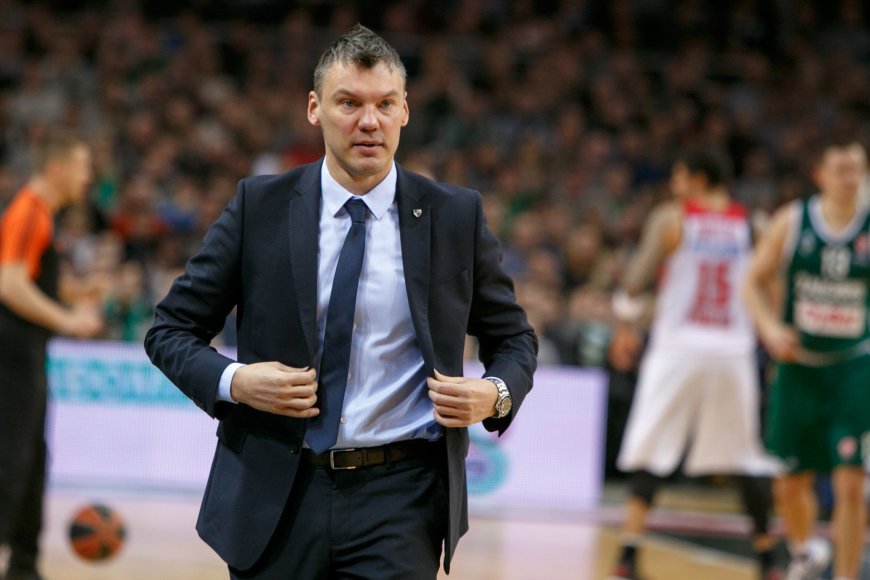 Ясикявичюс баскетболист. Шарунас ясикявичюс топчет российский флаг. Шарунас ясикявичюс баскетболист. Ясикявичюс баскетболист. Шарунас ясикявичюс.