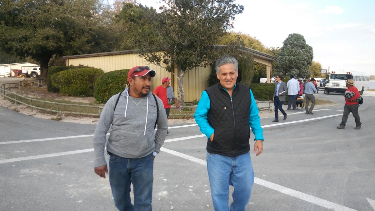 ConsulMexOrl's tweet photo. Cónsul Juan Sabines y equipo del Consulado atienden a connacionales que trabajan y producen en Florida, en la empresa Cherry Lake https://t.co/zxkM8TmtQ8