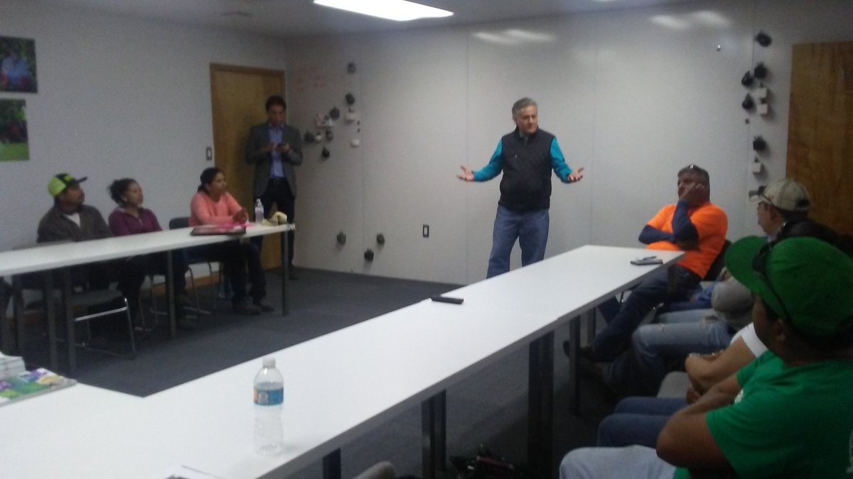 ConsulMexOrl's tweet photo. Cónsul Juan Sabines y equipo del Consulado atienden a connacionales que trabajan y producen en Florida, en la empresa Cherry Lake https://t.co/zxkM8TmtQ8