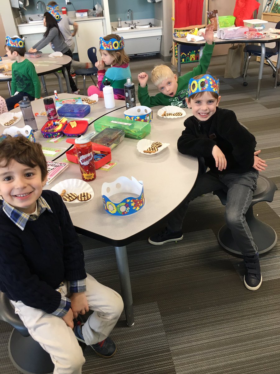 twmellen's tweet photo. You can't celebrate 100 days of school without a treat! @trailwoodsmsd #100daysofschool https://t.co/kRpL10fpgC