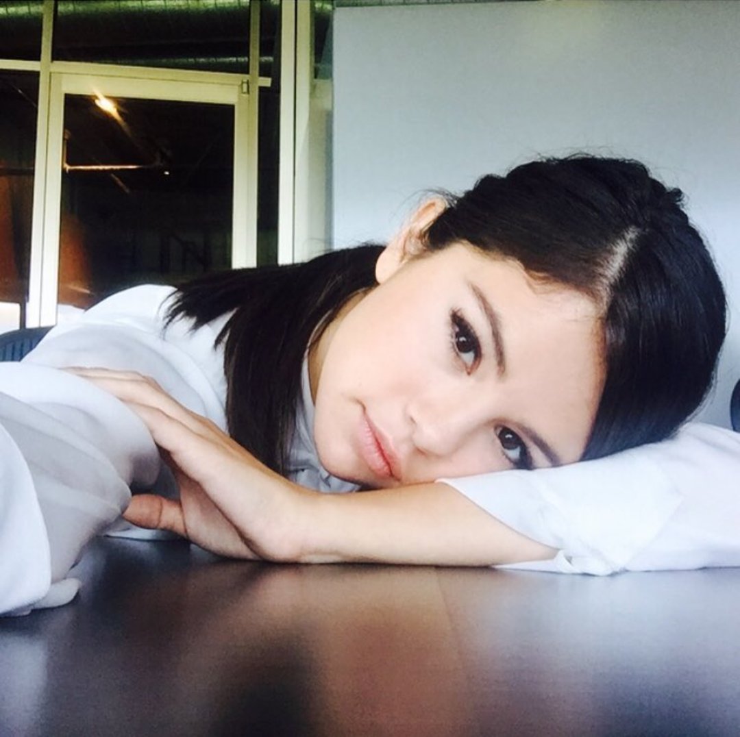 SelenaFanClub's tweet photo. Same day, different selfie. 😊 #TBT https://t.co/fLRdJTjUTh