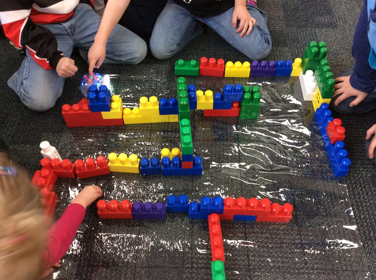 HSiebels's tweet photo. @CurryTlcnloomis #bluebots w/ #kinder & 1st @ ophirSTEAM #technology #coding #code #tech #mazedesign https://t.co/BAhHzyJpqS