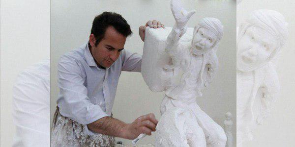 KavehGhoreishi's tweet photo. هنرمند سردشتی، هیمن یوسفی، در حال کار روی مجسمه‌ای برای گرامیداشت یاد کولبرانی که زیر آوار بهمن جان سپردند. #کولبر
[از وبسایت ئاسویِ‌روژ] https://t.co/mnZi1cJD0z