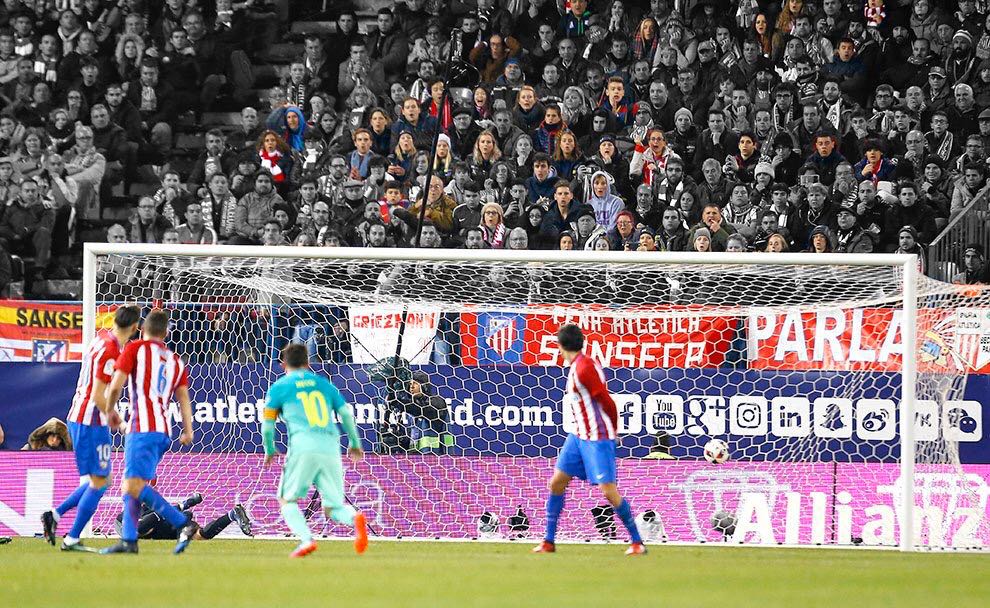esthersm92's tweet photo. Una imagen valen más que mil palabras y el gol de messi dolio y mucho...😲😲#Atleti #Barça #CopaDelRey #QueremosGanarLaCopa #DeportesCuatro https://t.co/kK5lnmZhlq