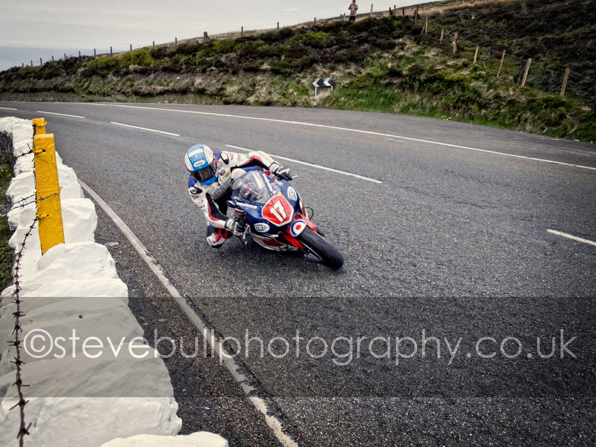 sbull_photo's tweet photo. more pics like this in 2017
the late great Simon Andrews #TT2013 https://t.co/eXKKyMURzB