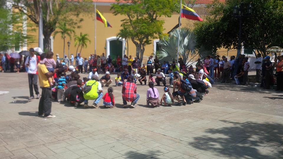 Funda_CAS's tweet photo. Nuestros #Recreadores en la #PlazaBolívar de #CiudadBolívar con actividades, juegos y recreación para los niños y adolescentes. #EquipoCAS. https://t.co/0a6BvYiMci