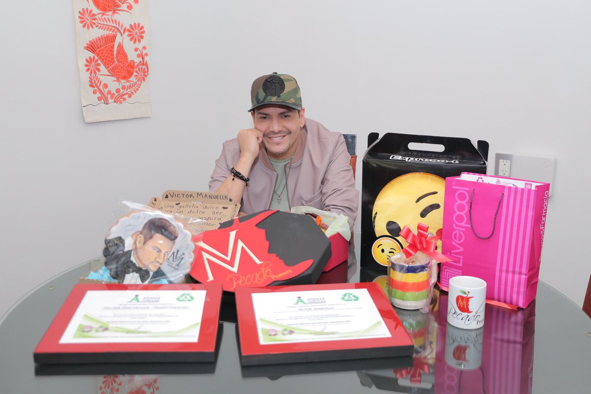 VictorManuelle's tweet photo. Gracias a mis clubs de fans en #Mexico #CDMX 🇲🇽 por estos presentes en el día de hoy. Gracias por el cariño y apoyo que siempre me brindan❤️ https://t.co/rBp3qjDmmt