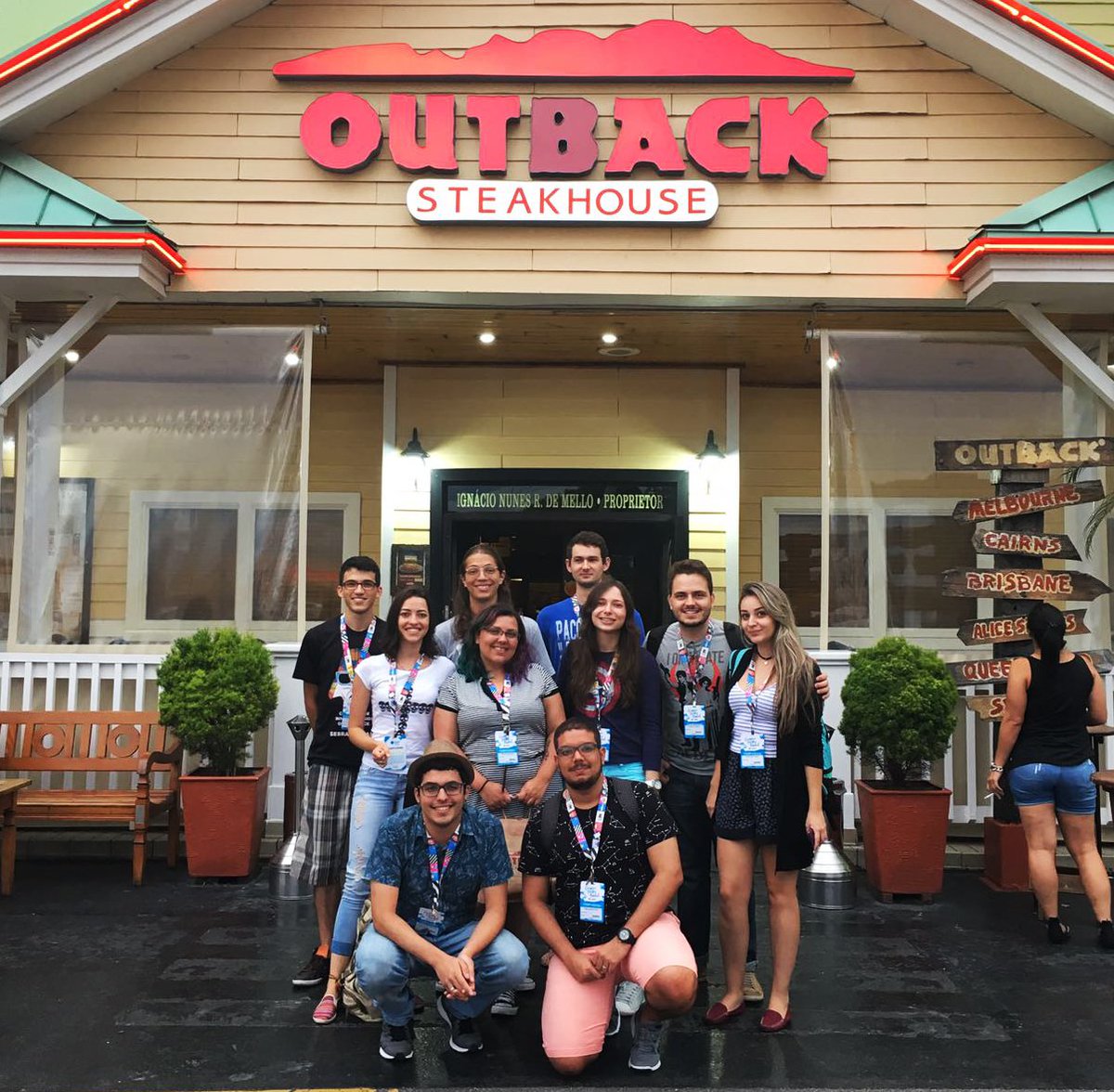 OutbackBrasil's tweet photo. Quem provou que é #OutbackLover foi curtir a Billabong Hour no Outback Center Norte! #OutbacknaCPBR10 feat. #MomentoOutback 😋 #CPBR10 https://t.co/V1hQM1zxHZ