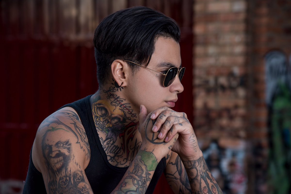 nikoarrieta's tweet photo. Las gafas aquí significan tristeza jajajaja  ph: @Sebasjimenezph https://t.co/1PhN6jNkcI
