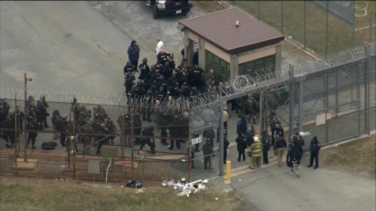 Univision's tweet image. La toma de una prisión en Delaware que se extendió dos días y dejó un oficial muerto. uni.vi/Z3AW308CVrn