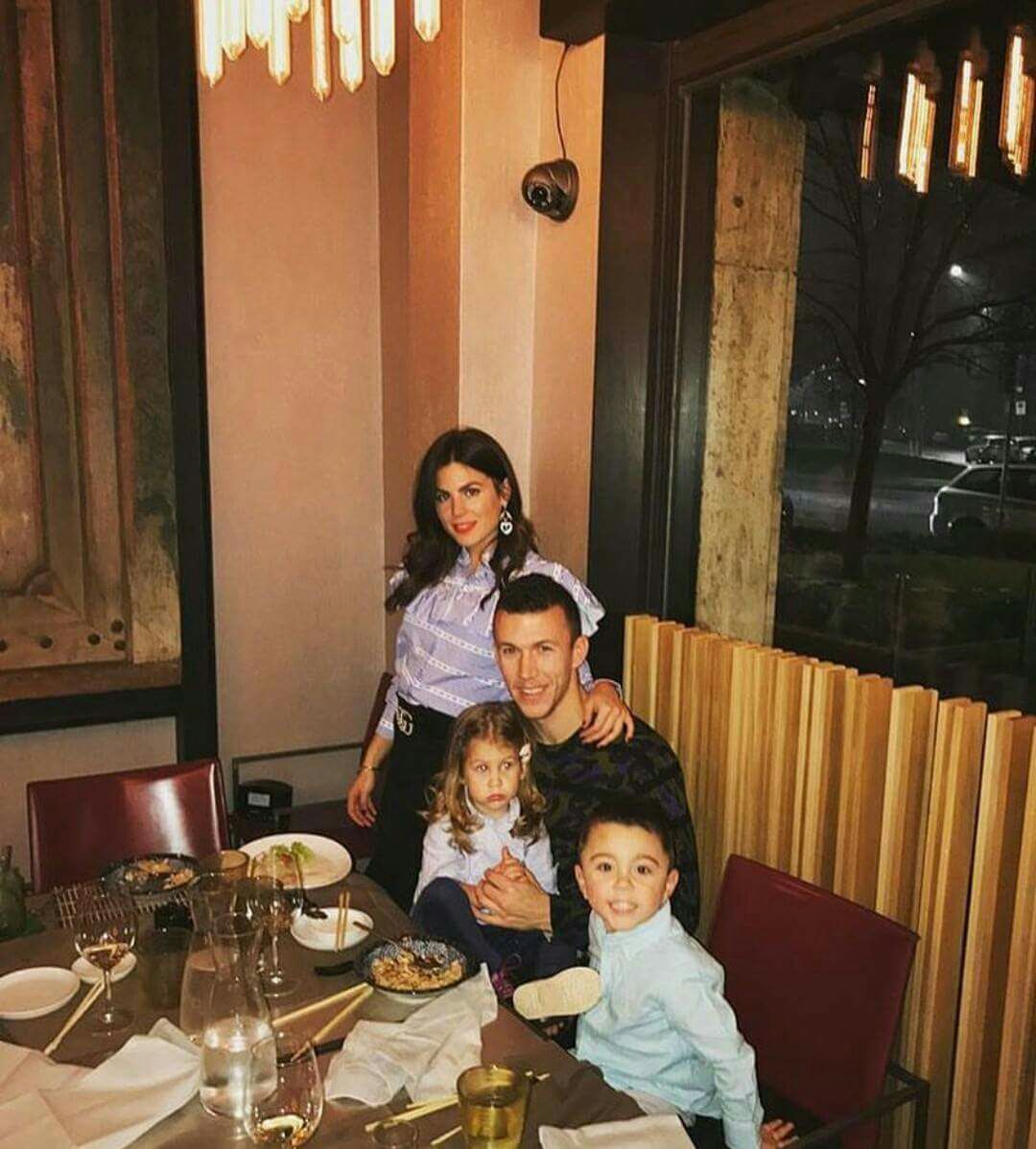 unofficialinter's tweet photo. Perisic merayakan ulang tahunnya bersama keluarga yang indah! 😍🔵⚫ https://t.co/rDfMOEEdYd